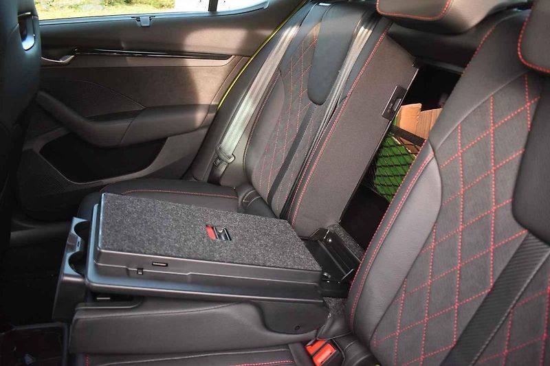 Auto si skvěle rozumí s táhlými zatáčkami