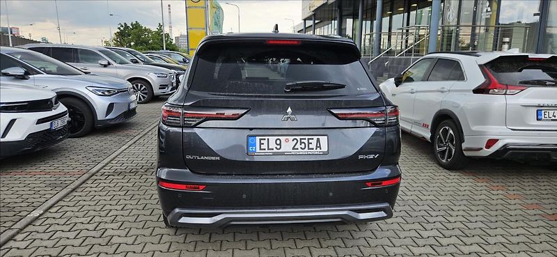 Mitsubishi Outlander 2,4 PHEV 4x4  INSTYLE - fotka 5 z 19