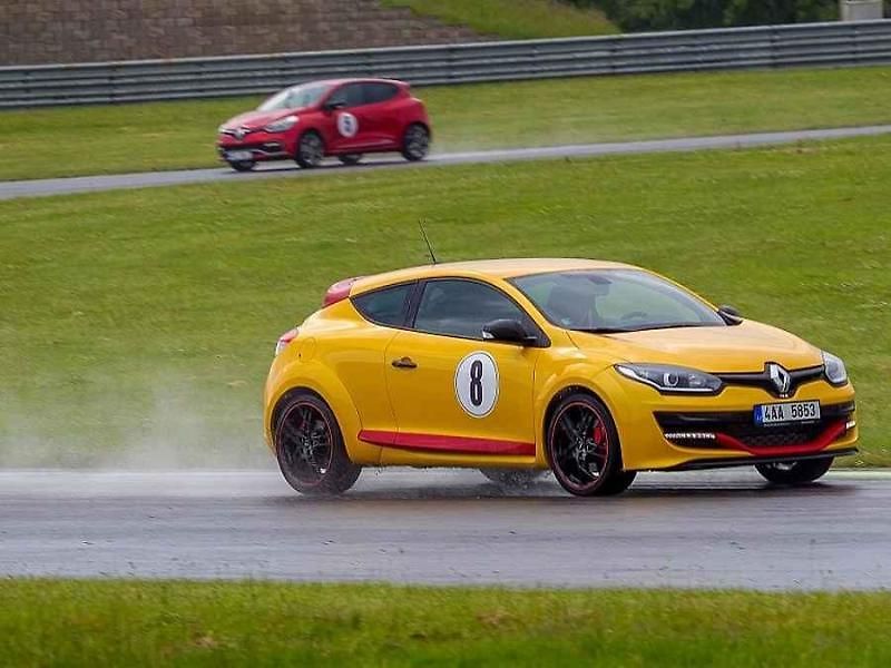 Rychlé Renaulty na Autodromu v Mostě.