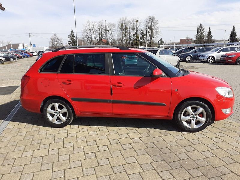 Škoda Fabia (2010) 1.2 TSi Kombi AMBIENTE - fotka 3 z 35