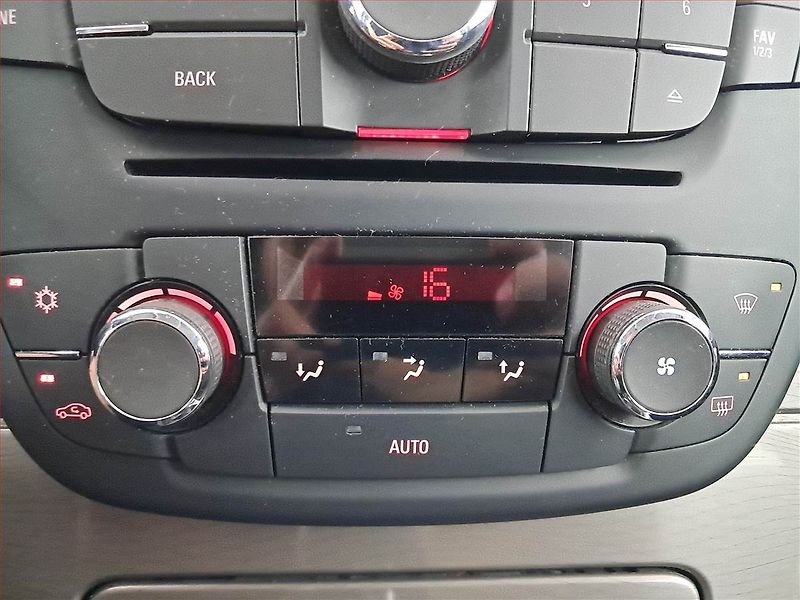 Opel Insignia (2013) 2.0 CDTI, Serv.kniha, Xenony - fotka 13 z 17