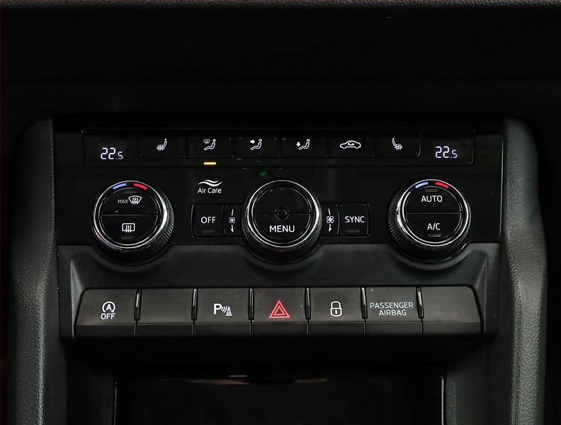Škoda Karoq (2020) Style 1.6 TDI, Kůže, Navi - fotka 12 z 18