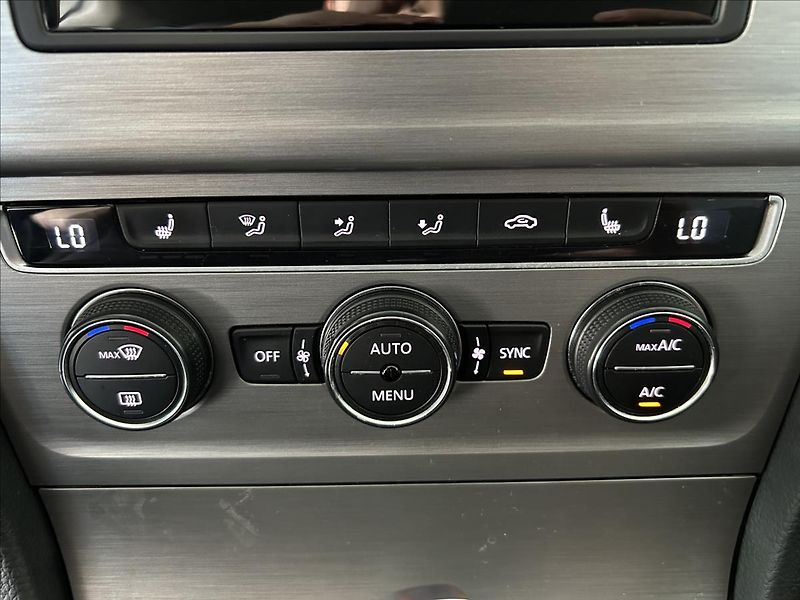 Volkswagen Golf 1,4   TSI 92kW,DSG,SERVISKA,ČR - fotka 17 z 26