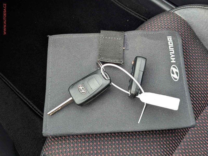 Hyundai i30 (2010) 1.6i, ČR, AC, park.asist - fotka 12 z 13