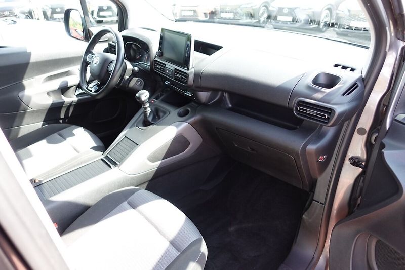 Toyota ProAce City Verso 1,5D-4D M/T Family Long - fotka 12 z 28