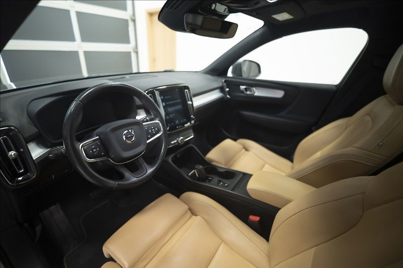 Volvo XC40 2,0 D4 AWD NAVI KAMERA TAŽNÉ - fotka 21 z 46