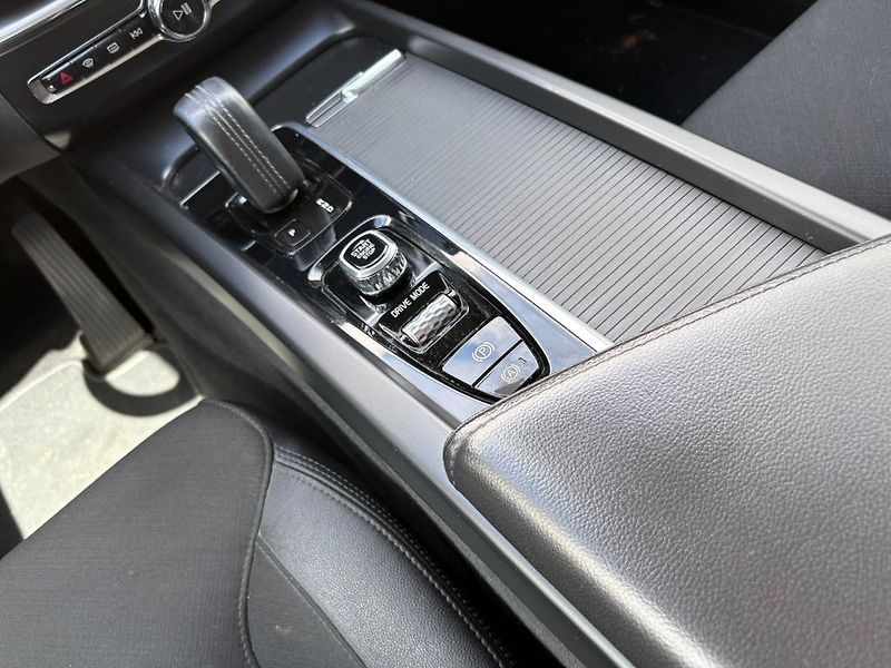 Volvo XC60 Momentum Pro B4 184kW - fotka 24 z 25