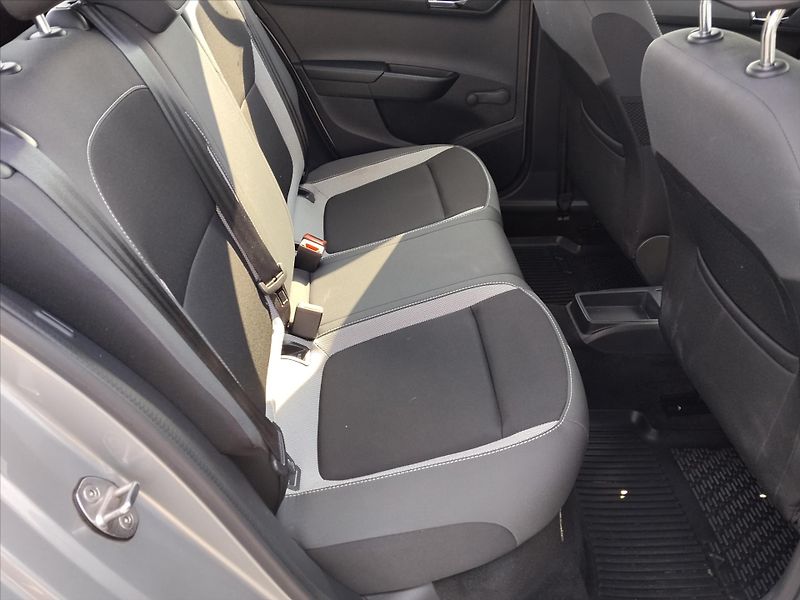 Škoda Fabia 1,0 1.0 TSI 70kW Ambiente - fotka 13 z 23