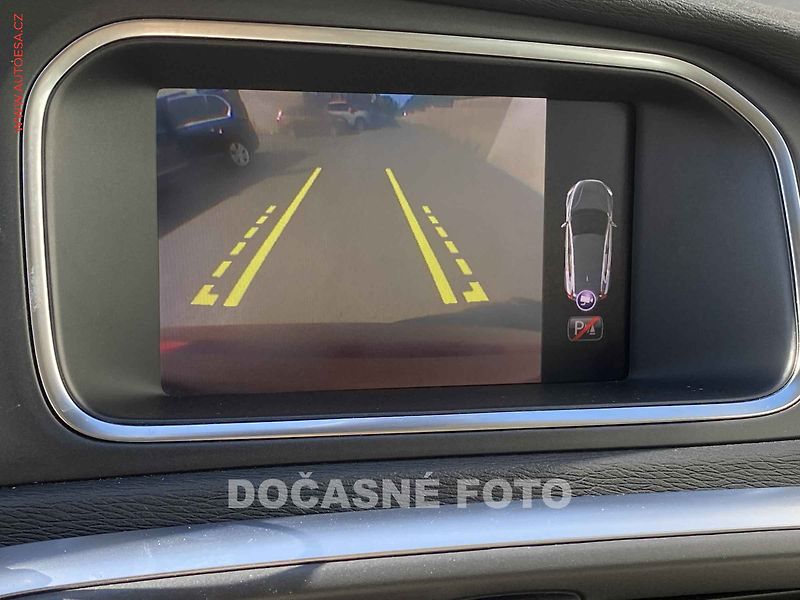 Volvo V40 (2017) 2.0 D2, LED, kamera - fotka 16 z 17