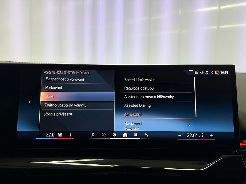 BMW Řada 5 520d xDrive M-SPORT, HARMAN&KA - fotka 24 z 35