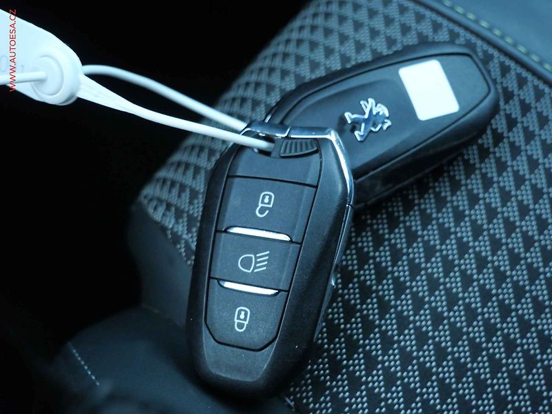 Peugeot 2008 (2020) 1.2 PT, GT Line, AT - fotka 28 z 28