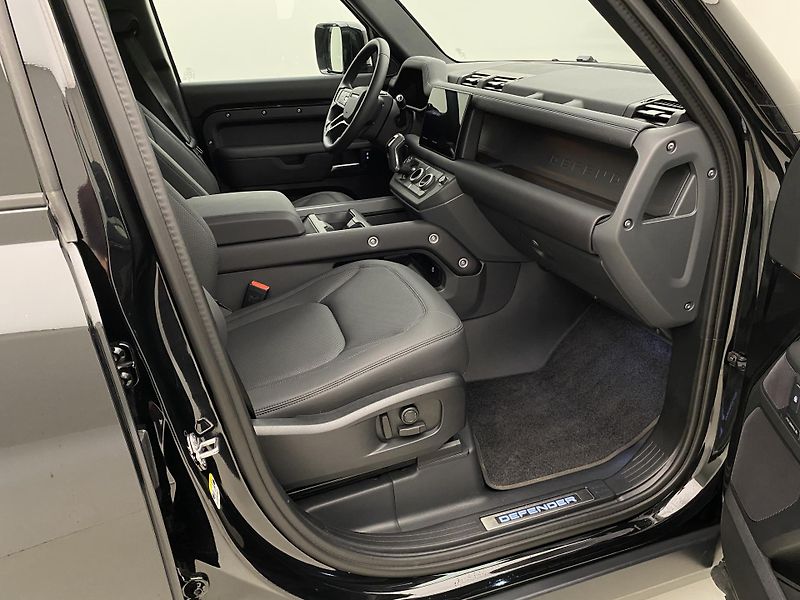 Land Rover Defender 110 D300 X-DYNAMIC SE AWD CZ - fotka 23 z 48