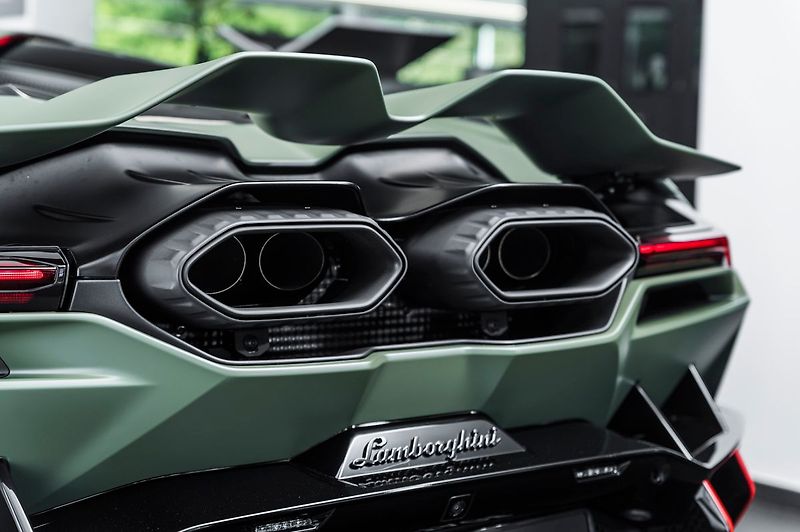 Lamborghini Revuelto - fotka 6 z 27