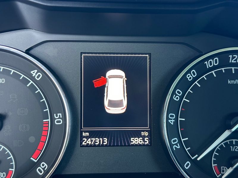 Škoda Superb (2015) 1.6TDi KAMERA,SMARTLINK, - fotka 7 z 15