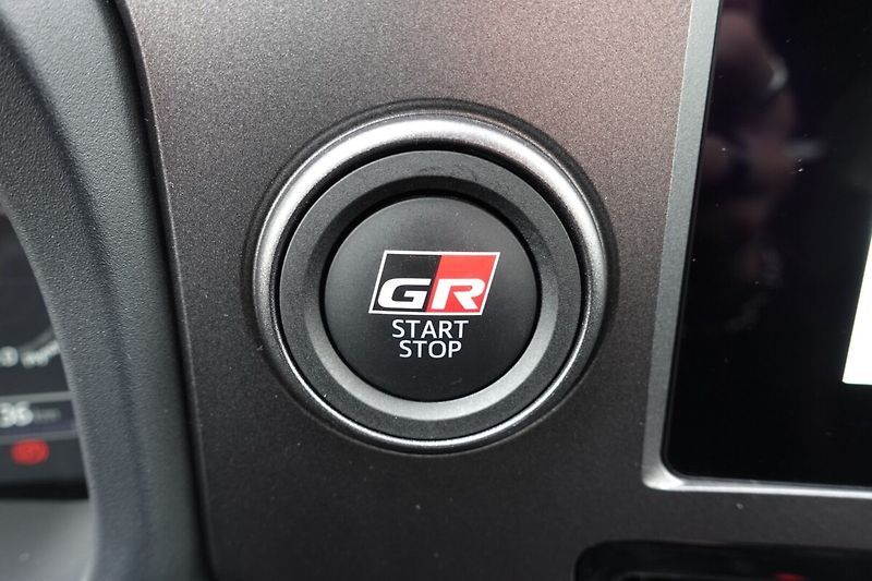Toyota GR Yaris 1.6Turbo 8AT 4X4 Dynamic + VIP - fotka 25 z 32