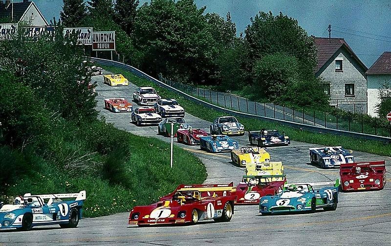 Před nedávnem oslavil 82. narozeniny rekordman v účasti na 24 hodin Le Mans, bývalý pilot F1 a držitel rekordu v letectví, francouzský automobilový závodník Henri Pescarolo. V roce 1984 závodil při Interserii v Mostě.