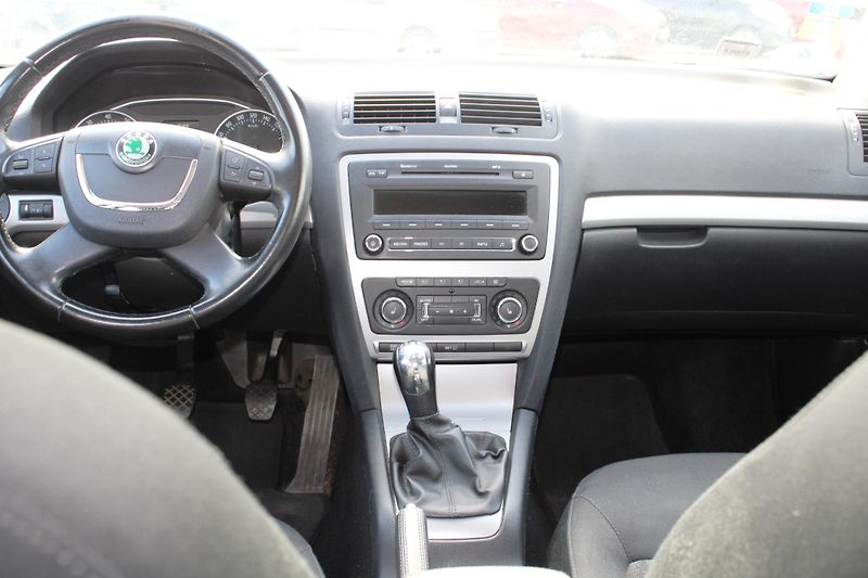 Škoda Octavia (2009) 1,4TSI KLIMA TEMPOMAT EL.OKNA  - fotka 14 z 15