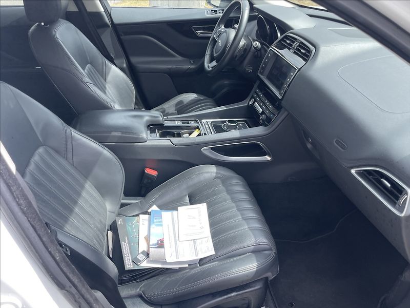 Jaguar F-Pace 3,0 d 221kw AWD Aut. DPH - fotka 14 z 33