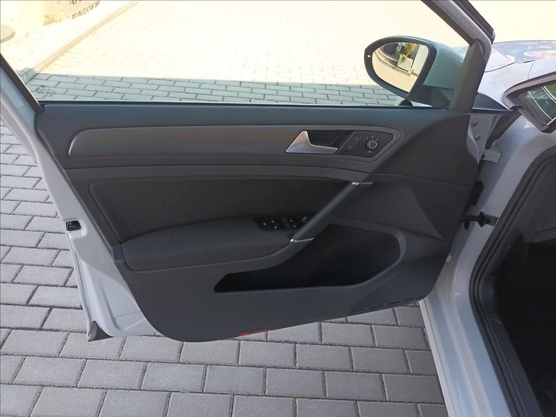 Volkswagen Golf 1,0 TSI,ČR,1MAJ,RADAR,LED,DPH - fotka 17 z 42