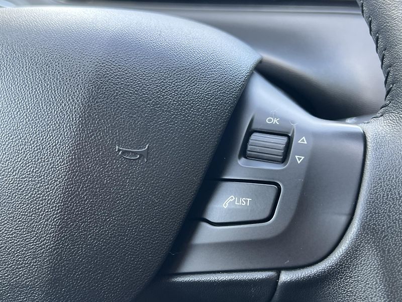 Peugeot 208 1.2i KLIMA PANORAMA TEMPOMAT - fotka 16 z 44