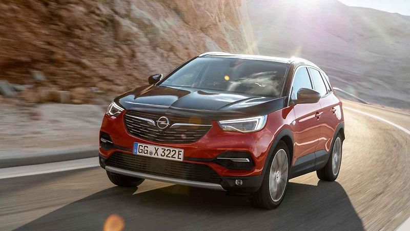 Středně velké SUV kombinuje přeplňovaný zážehový čtyřválec 1,6 se 147 kW (200 koní) se dvěma elektromotory, přičemž každý z nich generuje 80 kW (109 koní).