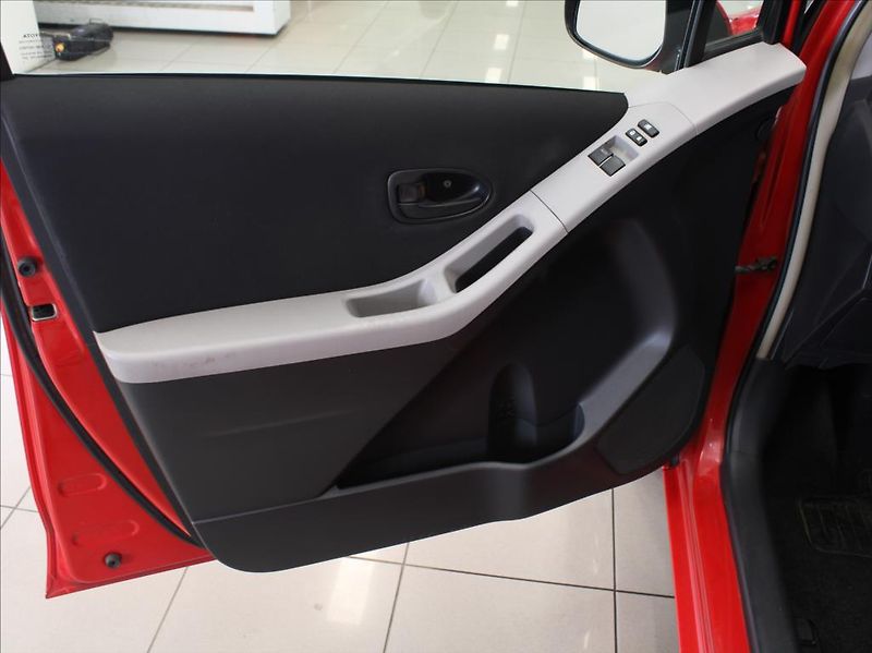 Toyota Yaris 1,3 i 73kW 2.maj.ČR STK - fotka 13 z 16
