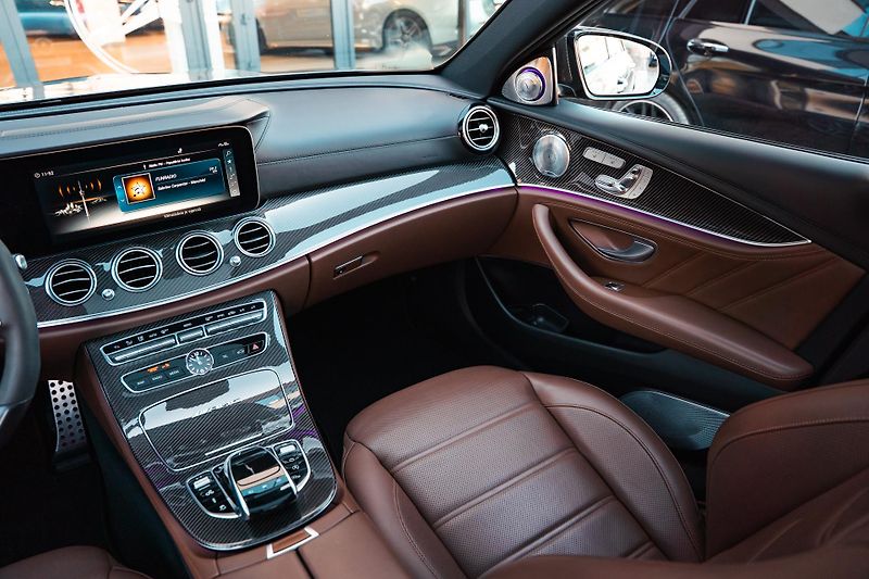 Mercedes-Benz Třídy E (2017) E63S AMG 4Matic+ V8 Biturbo - fotka 32 z 99