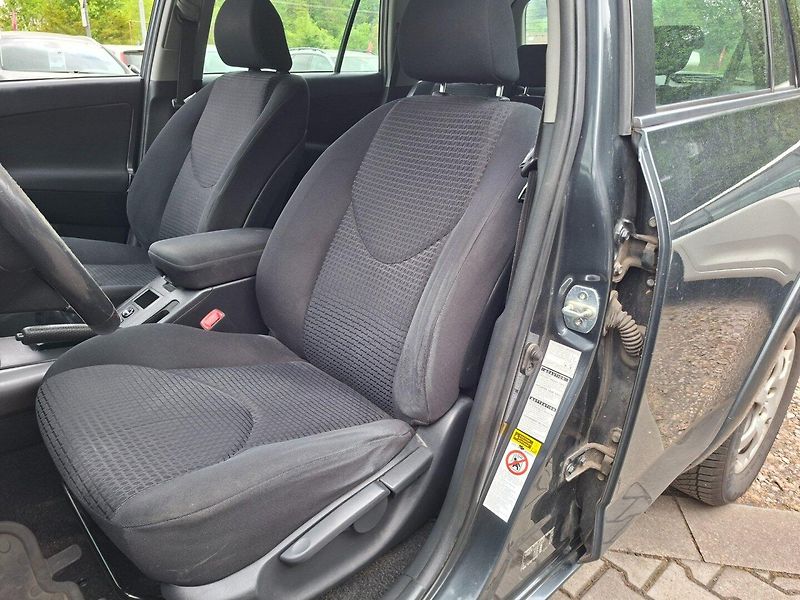 Toyota RAV4 (2007) 2.2 D-CAT 130kW 4X4 -TAŽ.ZAŘ. - fotka 19 z 35