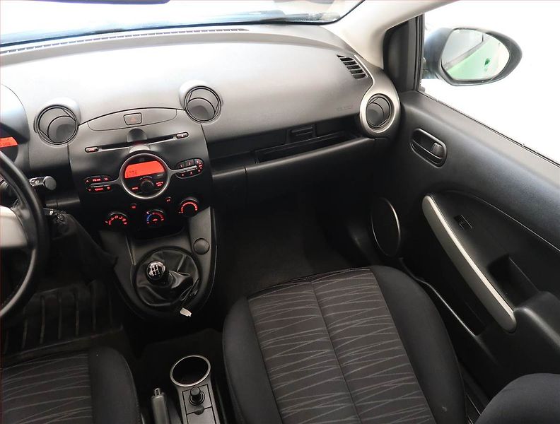 Mazda 2 (2008) 1.3 i, Klima, plně pojízdný - fotka 8 z 13