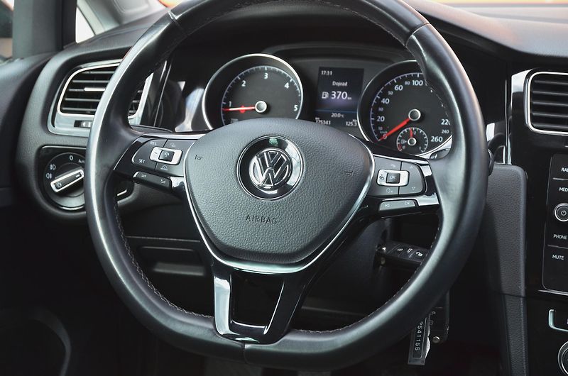 Volkswagen Golf (2017) 2.0 TDi 110kW HIGHLINE / LED - fotka 22 z 38