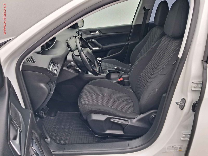 Peugeot 308 (2019) 1.2 PT, 1.maj,ČR, servis - fotka 9 z 17
