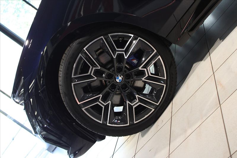 BMW Řada 5 520d xDrive M Sport Pro DAProf - fotka 33 z 35