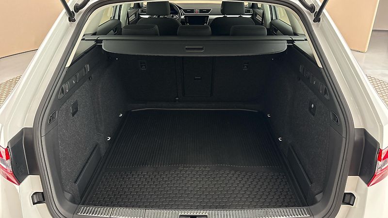 Škoda Superb 2.0 TDI Ambition Combi - fotka 17 z 25