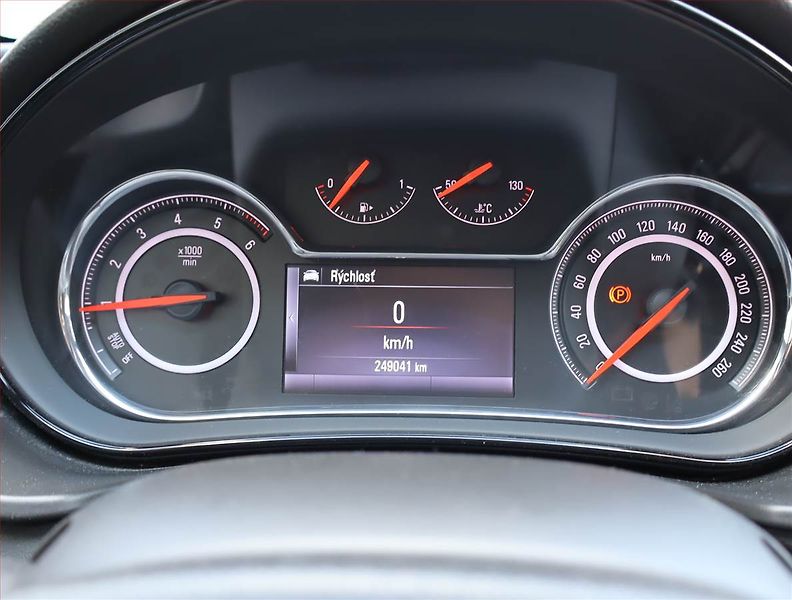 Opel Insignia (2014) 2.0 CDTI, Xenony, Tempomat - fotka 11 z 18