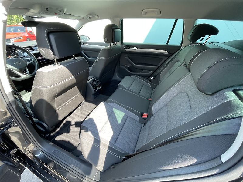 Volkswagen Passat Variant 2,0 TDI DSG R-line Pak LED+ACC - fotka 16 z 22