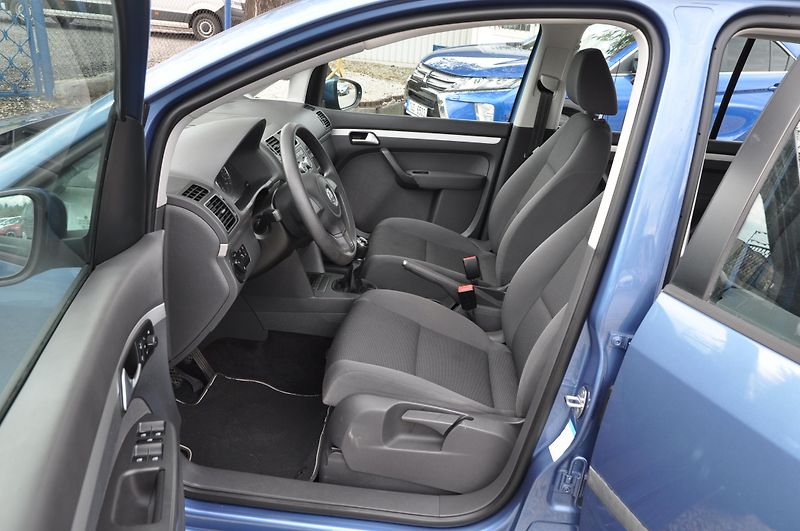 Volkswagen Touran 1.6TDi 77kW 7.míst - fotka 6 z 13