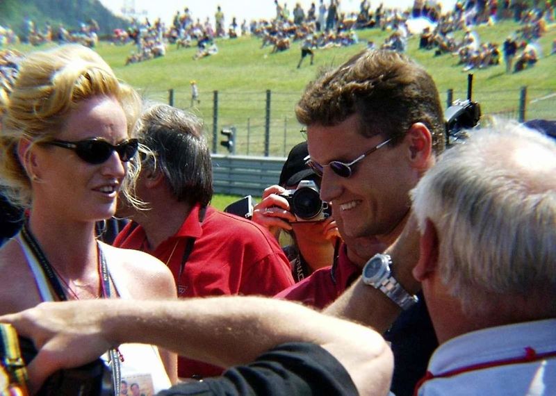 David Coulthard se v červnu roku 1999 stal čestným patronem Autodromu Most. Na snímku je rpři setkání s fanoušky.