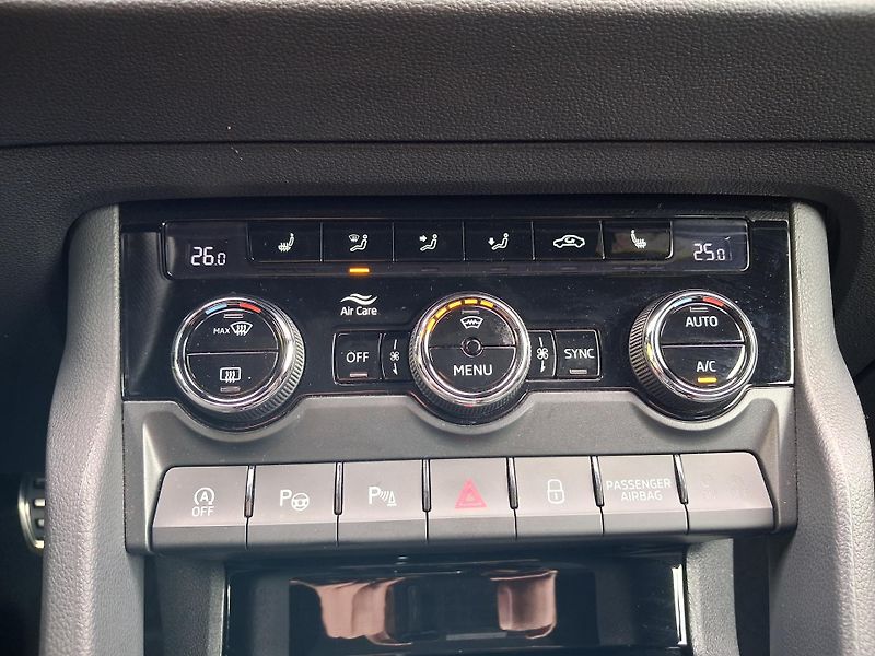 Škoda Karoq (2020) 2,0TDi DSG 4x4 SPORTLINE NAVI - fotka 38 z 48