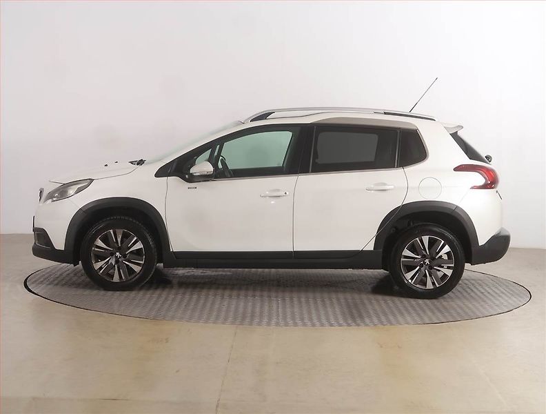 Peugeot 2008 (2017) Style 1.2 PureTech, Automat - fotka 3 z 15