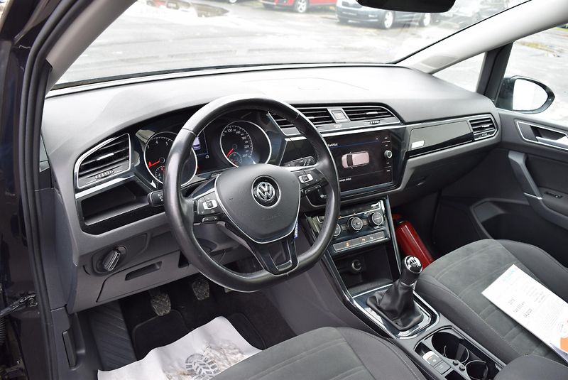 Volkswagen Touran (2018) 1.4TSI 110kw HIGHLINE TAŽ LED - fotka 27 z 50