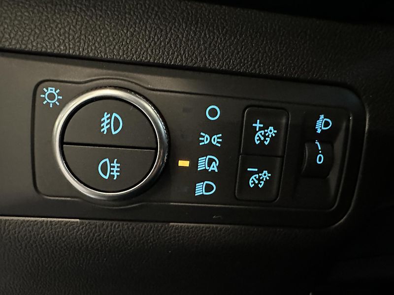 Ford Kuga Titanium 2.5i HEV 190k aut. - fotka 19 z 26