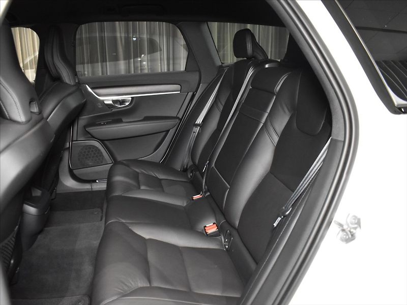 Volvo V90 2,0 D5 AWD CC PRO - fotka 9 z 28