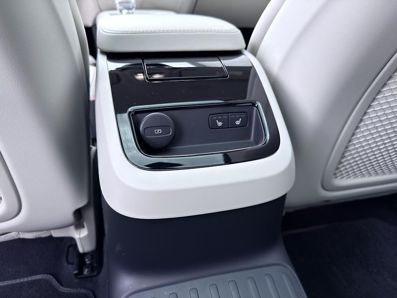 Volvo V90 T8 AWD ULTRA *VZDUCH* + kola - fotka 16 z 60