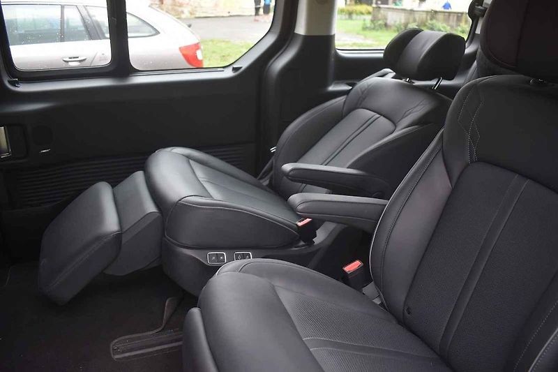 Auto se hodí k pohodlnému cestování nejen po českých luzích a hájích