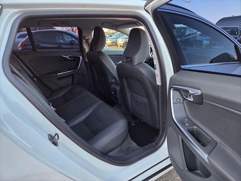 Volvo V60 2,0 120 KW D3 Automat tažné - fotka 19 z 27