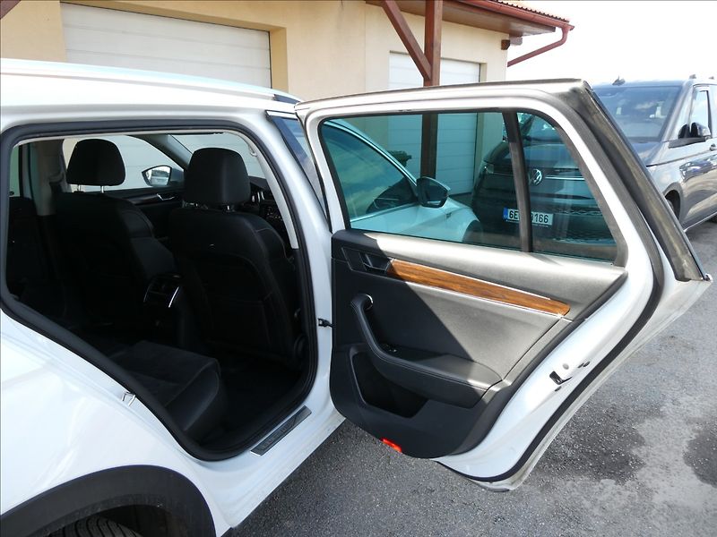 Škoda Superb 2,0 TDi 147kW SCOUT,DSG,4x4,DP - fotka 26 z 49