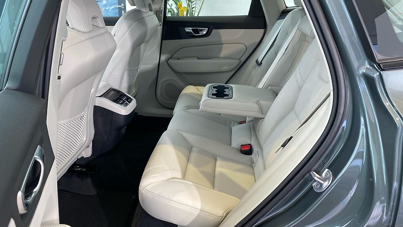 Volvo XC60 (2026) ULTRA DARK, B5 AWD, 184+10 kW - fotka 11 z 15