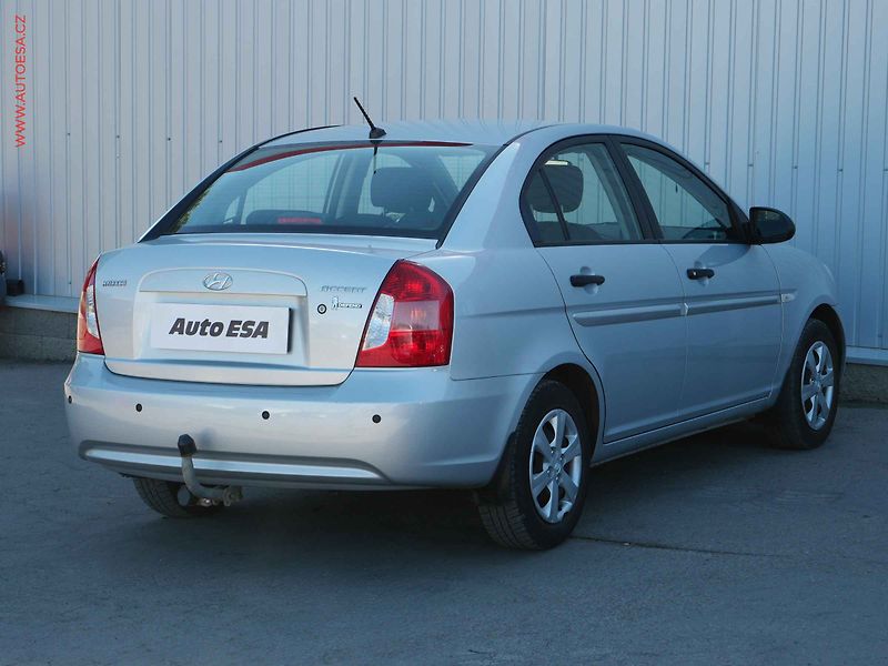 Hyundai Accent (2010) 1.4i, 1.maj,ČR, TZ, park - fotka 4 z 14