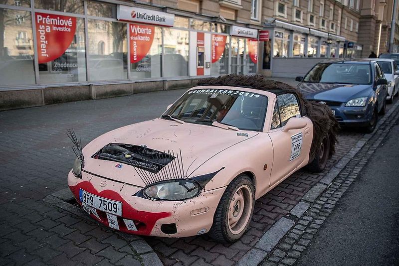 Na Hlavní třídě v Ostravě-Porubě se objevilo další výstřední auto z dílny organizátorů akce Gumbalkan, 16. srpna 2023 v Ostravě.