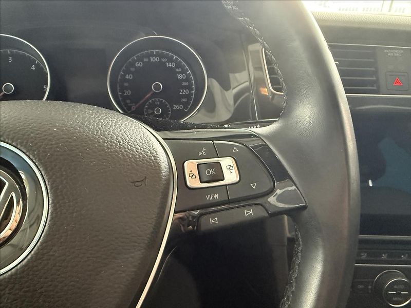 Volkswagen Golf 1,6   TDI 85kW,1.MAJ,SERVISKA - fotka 16 z 28
